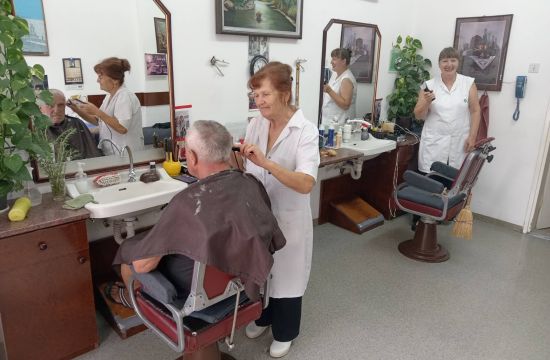 MAJSTORICE FRIZERSKOG ZANATA, VIDA I GOCA, KROZ DECENIJE VELIKIH PROMENA ODRŽALE SU RAD JEDNOG OD NAJSTARIJIH MITROVAČKIH SALONATandem koji je našao mesto u srcima generacija Mitrovčana