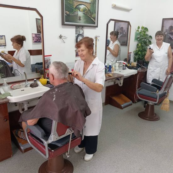 MAJSTORICE FRIZERSKOG ZANATA, VIDA I GOCA, KROZ DECENIJE VELIKIH PROMENA ODRŽALE SU RAD JEDNOG OD NAJSTARIJIH MITROVAČKIH SALONATandem koji je našao mesto u srcima generacija Mitrovčana