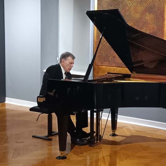 GALERIJA „LAZAR VOZAREVIĆ“Veče Šopena i klavirski recital Aleksandra Serdara