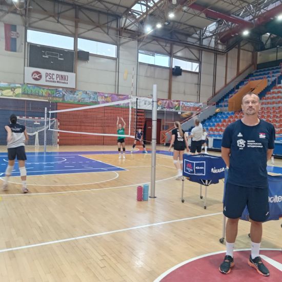 POČELE PRIPREME ODBOJKAŠICA „SREMA“ I JUNIORSKE REPREZENTACIJE SRBIJEUprkos vrućinama, u gradu na Savi sve pršti od ženske odbojke