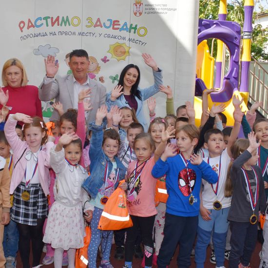 KAMPANJA „RASTIMO ZAJEDNO - PORODICA NA PRVOM MESTU“Pećinačka opština brine o porodici i deci