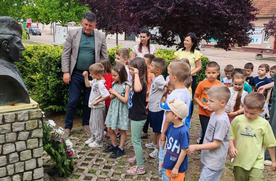 DAN PREDŠKOLSKE USTANOVE „VLADA OBRADOVIĆ KAMENI“Mališani odali počast Kamenom