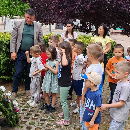DAN PREDŠKOLSKE USTANOVE „VLADA OBRADOVIĆ KAMENI“Mališani odali počast Kamenom