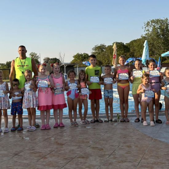 NA PEĆINAČKIM BAZENIMA USPEŠNO ZAVRŠENA BESPLATNA ŠKOLA PLIVANJADodela diploma novim plivačima