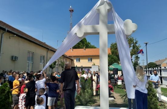 KUZMINOsveštan krst u centru sela
