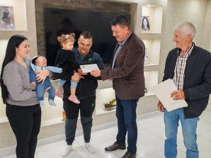 PODRŠKA PORODICAMA SA DECOM40 hiljada dinara za svaku bebu u opštini Pećinci