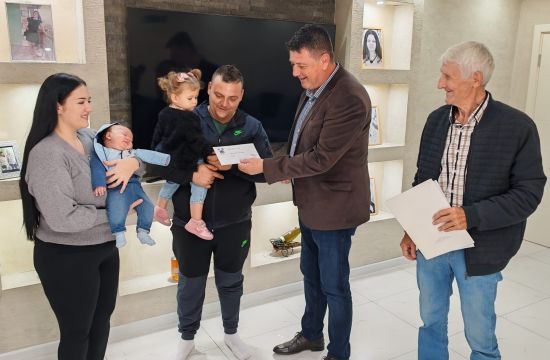 PODRŠKA PORODICAMA SA DECOM40 hiljada dinara za svaku bebu u opštini Pećinci