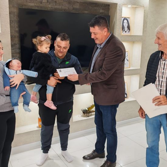 PODRŠKA PORODICAMA SA DECOM40 hiljada dinara za svaku bebu u opštini Pećinci