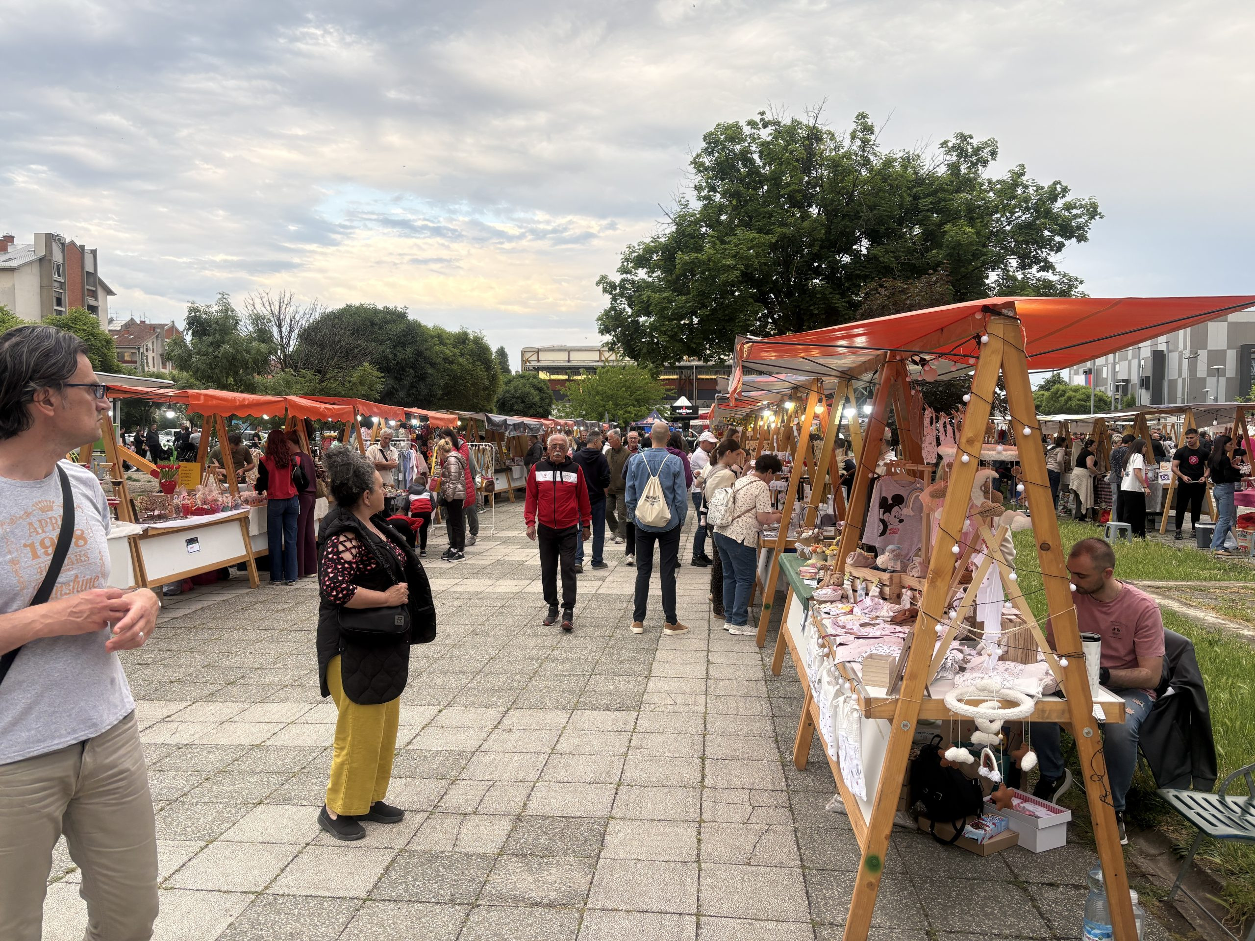 NOĆNI BAZAR U SREMSKOJ MITROVICISuhomesnati proizvodi, domaći likeri, rakije, poslastice i ručni radovi