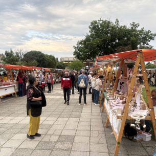 NOĆNI BAZAR U SREMSKOJ MITROVICISuhomesnati proizvodi, domaći likeri, rakije, poslastice i ručni radovi