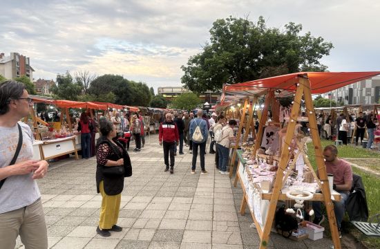 NOĆNI BAZAR U SREMSKOJ MITROVICISuhomesnati proizvodi, domaći likeri, rakije, poslastice i ručni radovi
