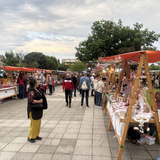 NOĆNI BAZAR U SREMSKOJ MITROVICISuhomesnati proizvodi, domaći likeri, rakije, poslastice i ručni radovi