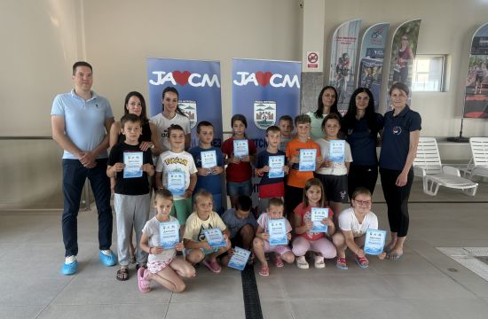 BESPLATNA ŠKOLA PLIVANJADeca iz Zasavice I dobila diplome za stečene veštine