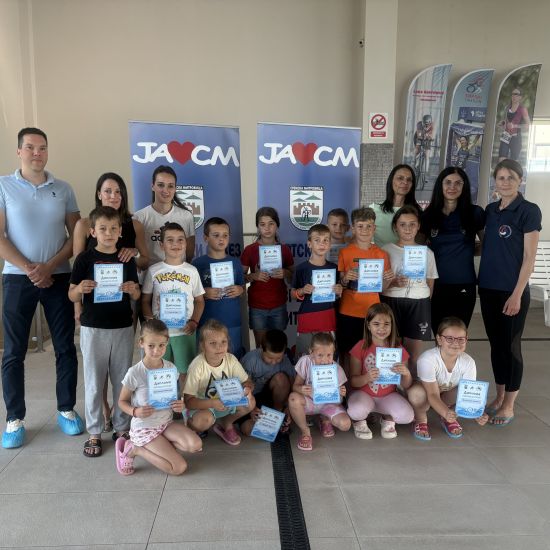 BESPLATNA ŠKOLA PLIVANJADeca iz Zasavice I dobila diplome za stečene veštine