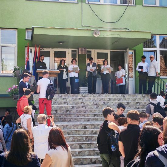 DRŽAVNO TAKMIČENjE IZ ISTORIJE U SREMSKOJ MITROVICIOdmerilo snage u znanju 215 srednjoškolaca