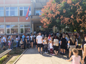 PRVI DAN ŠKOLE, POVRATAK U ĐAČKE KLUPEU Mitrovici 8.100 učenika danas u školskim klupama