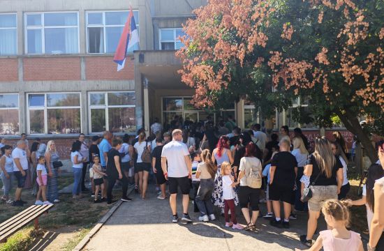 PRVI DAN ŠKOLE, POVRATAK U ĐAČKE KLUPEU Mitrovici 8.100 učenika danas u školskim klupama