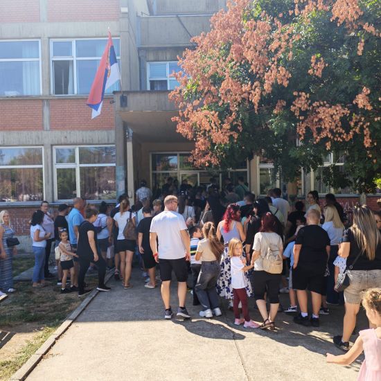 PRVI DAN ŠKOLE, POVRATAK U ĐAČKE KLUPEU Mitrovici 8.100 učenika danas u školskim klupama