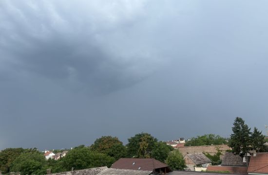 SREMSKA MITROVICAJako nevreme stiže u Srem i Mačvu.