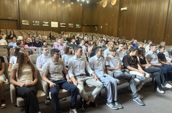 DODELA NAGRADANagrađeni đaci generacije u Mitrovici (Video)
