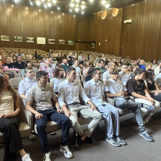 DODELA NAGRADANagrađeni đaci generacije u Mitrovici (Video)