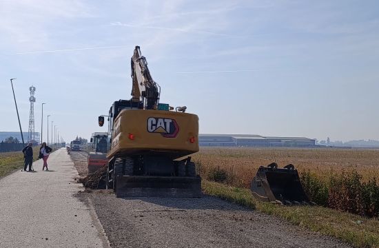 RUMSKA PETLJAPostavlja se drugi sloj asfalta na Rumskoj petlji