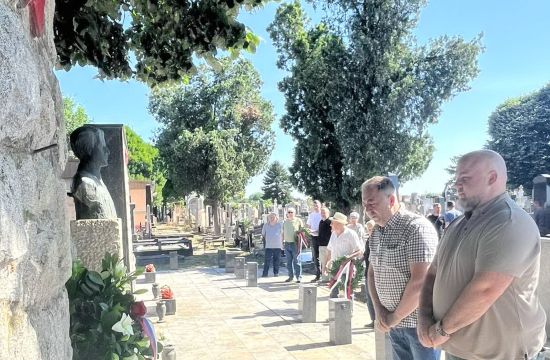 GRADSKO GROBLJE U RUMIObeležen Dan borca