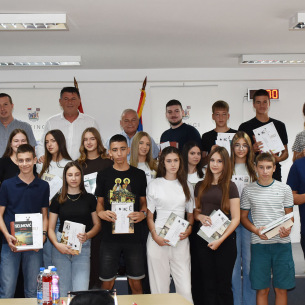 ZNANJE I TRUD SE UVEK ISPLATEOpština Pećinci nagradila najuspešnije učenike i nastavnike
