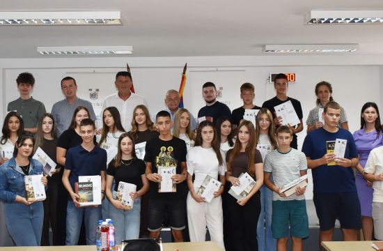 ZNANJE I TRUD SE UVEK ISPLATEOpština Pećinci nagradila najuspešnije učenike i nastavnike