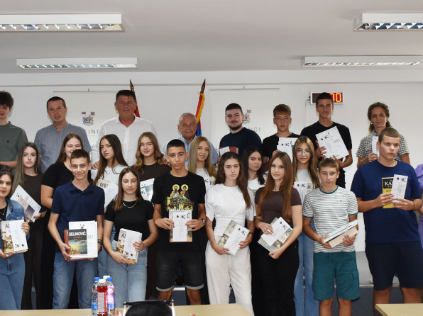 ZNANJE I TRUD SE UVEK ISPLATEOpština Pećinci nagradila najuspešnije učenike i nastavnike