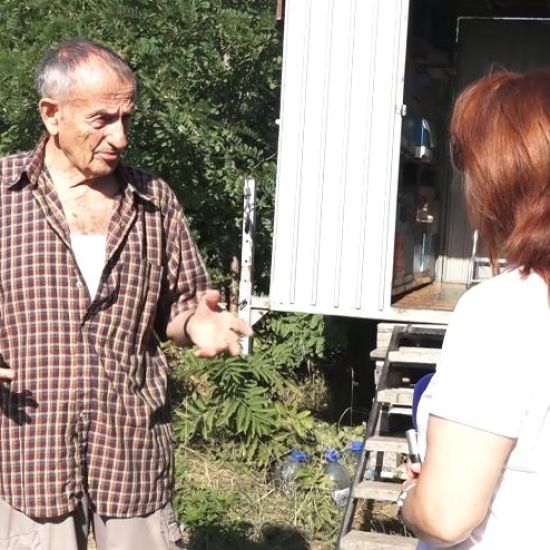 ŠTA PČELA RADI KADA JE NAPOLjU 40 STEPENI?Zbog vrućina i suše pčelari donose vodu oko košnica
