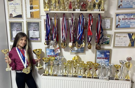 ENA SAVIĆ NAKON USPEHA U DEČIJEM FITNESU OKRENULA SE ATLETICIMitrovačka atletika dobija novu kraljicu