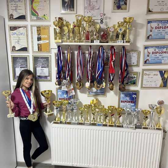 ENA SAVIĆ NAKON USPEHA U DEČIJEM FITNESU OKRENULA SE ATLETICIMitrovačka atletika dobija novu kraljicu