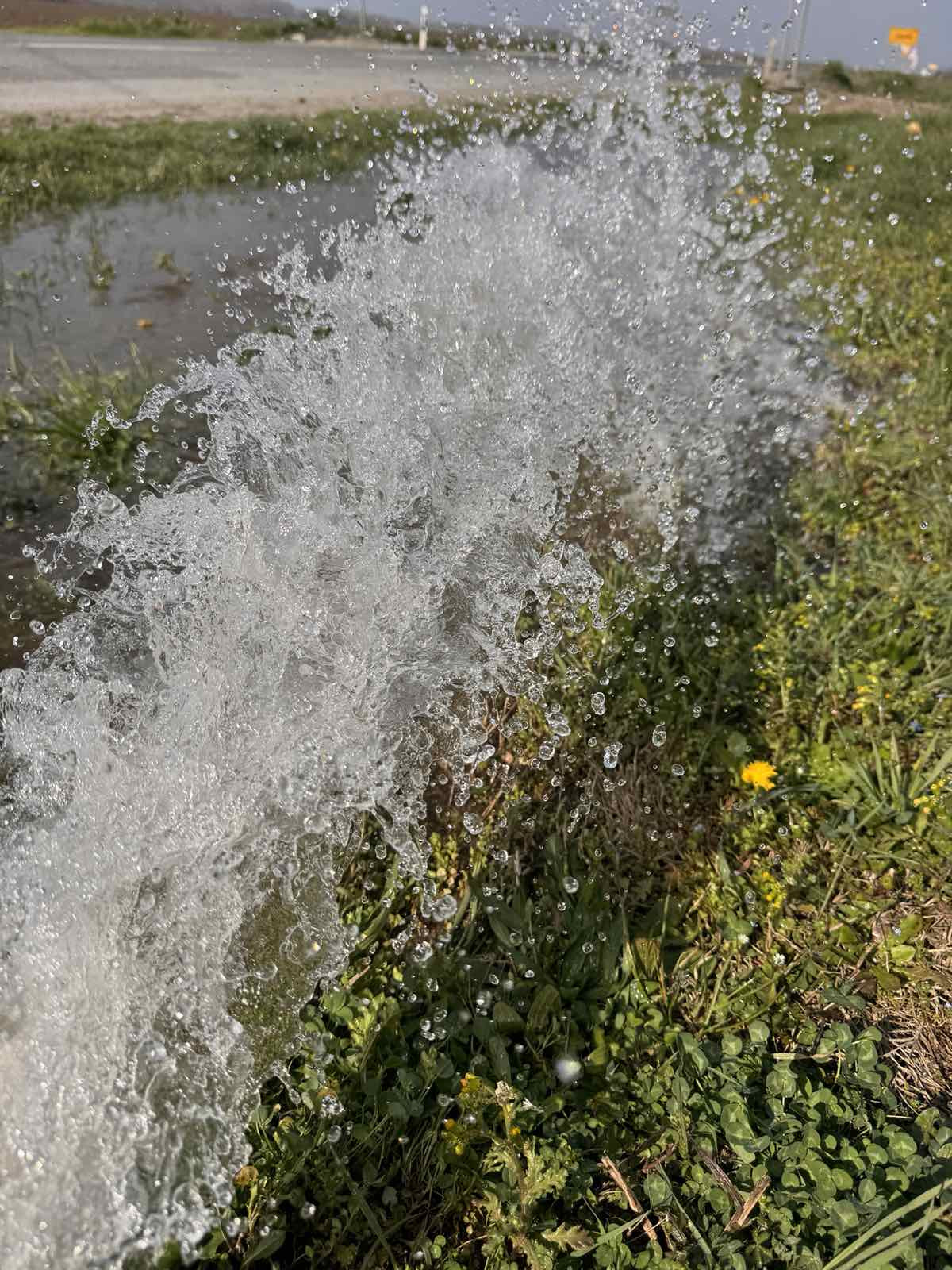U SREDU I ČETVRTAK NA TERITORIJI GRADA SREMSKA MITROVICA ISPIRANJE VODOVODNE MREŽEMoguće zamućenje vode i niži pritisak