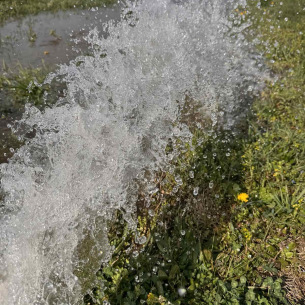 U SREDU I ČETVRTAK NA TERITORIJI GRADA SREMSKA MITROVICA ISPIRANJE VODOVODNE MREŽEMoguće zamućenje vode i niži pritisak