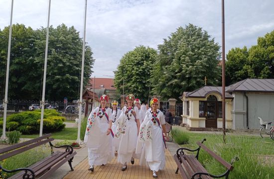 CRKVENI PRAZNIK DUHOVI U RUMISlava Grčke crkve i običaj „Kraljice“