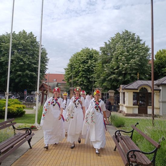 CRKVENI PRAZNIK DUHOVI U RUMISlava Grčke crkve i običaj „Kraljice“