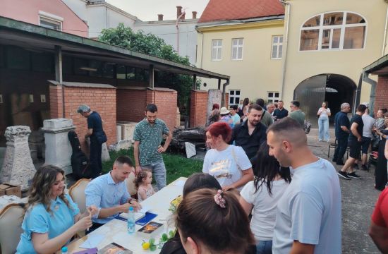 MILAN KOTARLIĆ PRED MITROVAČKOM PUBLIKOM PROMOVISAO ROMAN „VERUJ SRCEM“Najveće životne bitke dobijaju se srcem