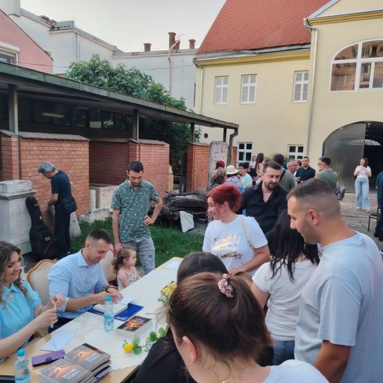 MILAN KOTARLIĆ PRED MITROVAČKOM PUBLIKOM PROMOVISAO ROMAN „VERUJ SRCEM“Najveće životne bitke dobijaju se srcem