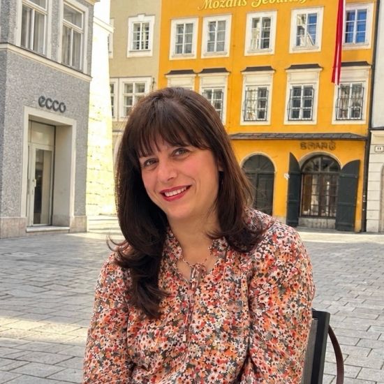 VALENTINA TADIĆ, ETNOMUZIKOLOG SA NOVIM HOBIJEMIzrada unikatnih sveća i čuvanje od zaborava etno melosa